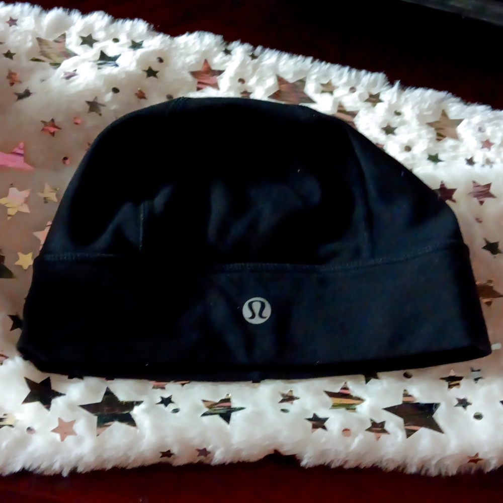 Lululemon Black Beany- one size-